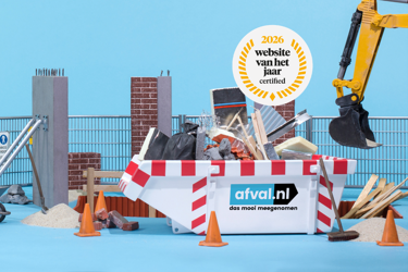 Bouwcontainer (Afval.nl) ligt vol puin en hout; een graafmachine schept materiaal; bouwhekken en stapels stenen omlijsten de werkplaats. Tekst: "afval.nl" en "2026 website van het jaar gecertificeerd".